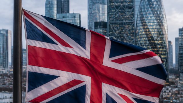 Understanding the FTSE 100's Unexpected Strength in Turbulent Times | peraturan resmi bola basket, m
