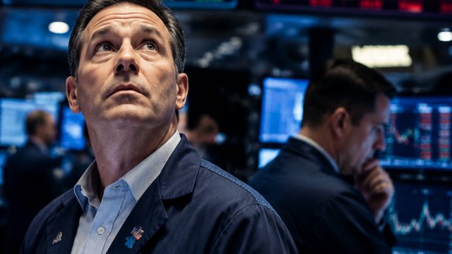 Market Turbulence: Dow Climbs While Tech Faces Pressure Ahead of Earnings